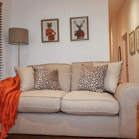 1 Streamside * Looe
