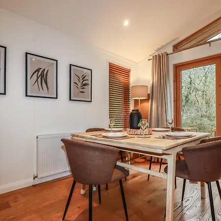 1 Streamside * Looe