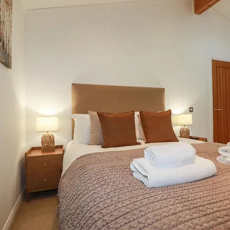 1 Streamside Looe