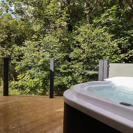1 Streamside Looe