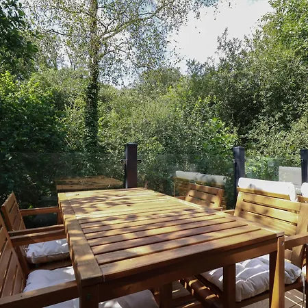 1 Streamside * Looe