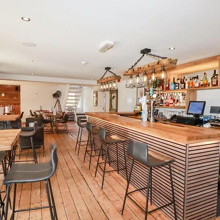 1 Streamside Looe